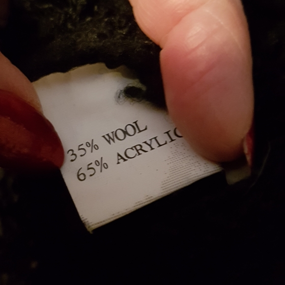 BLACK SHAWL/CAPE WITH SLEEVES - Picture 3 of 3